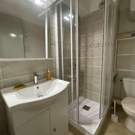 2 Pieces Avec Terrasse, Parking, Proche Et Centre - Fr-1-225d-179 *